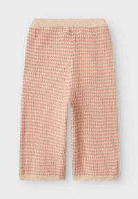 Shorts en tricot nid d'abeille rose clair avec une texture douce, dotés d'une taille élastique côtelée et d'un design de longueur mi-cuisse.