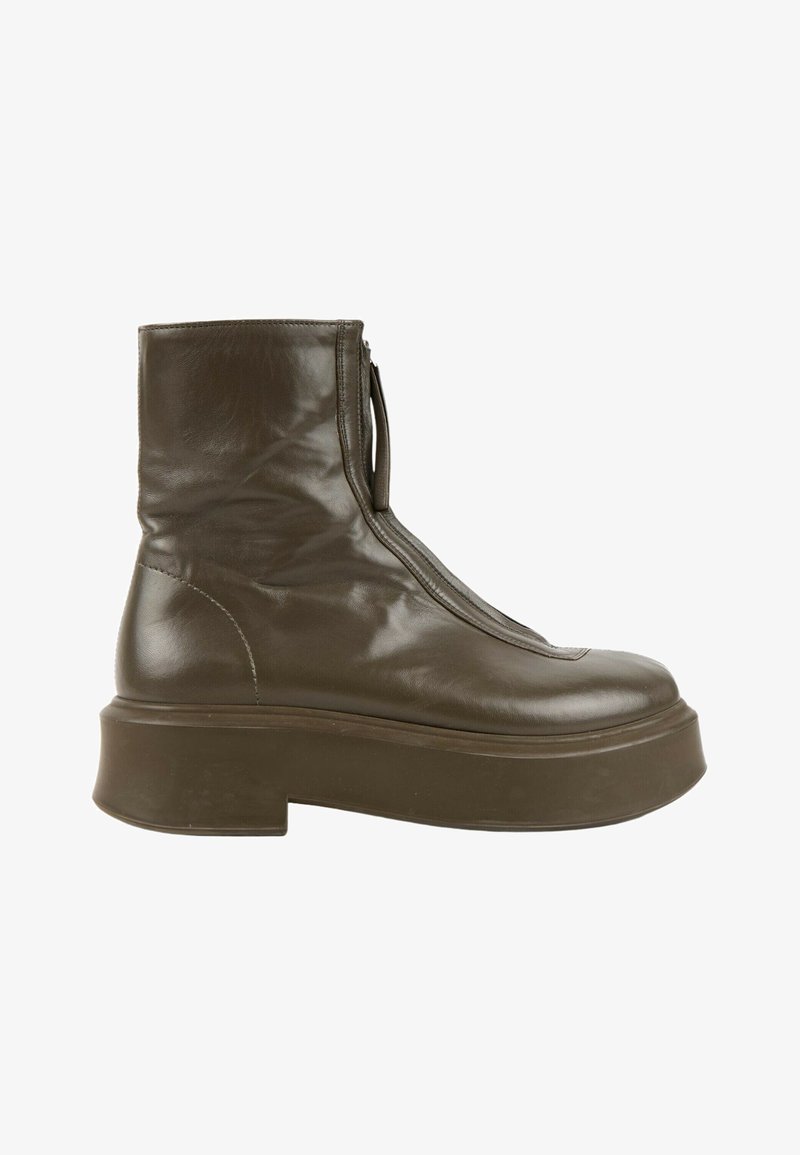 Bottine en cuir marron avec semelle épaisse plateforme et fermeture éclair à l'avant.