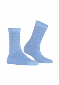 Helles blaues Paar Socken mit einem strukturierten Muster und einem subtilen Glanz. Mittellange Form bis zur Wade mit glattem Strick und gerippten Bündchen.