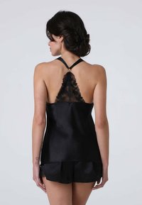 Camisola nera in satin con pannello posteriore in pizzo e spalline regolabili. Presenta un bordo in pizzo ondulato e una texture liscia e lucida.