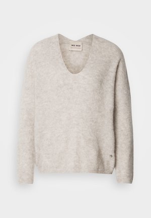 Svetlobežový sveter s výstrihom do V, dlhými rukávmi a jemne textúrovanou tkaninou. Obsahuje malý logový akcent na boku.