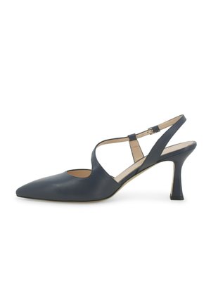 Scarpa slingback in pelle nera con punta appuntita, tacco basso curvo e cinturino regolabile alla caviglia su sfondo bianco.