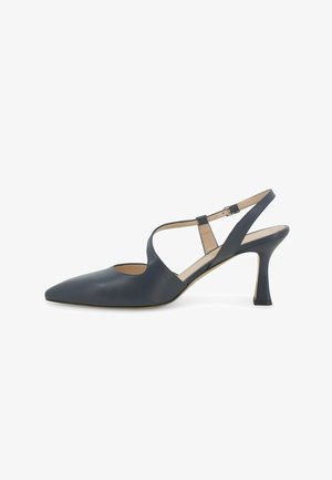Scarpa slingback in pelle nera con punta appuntita, tacco basso curvo e cinturino regolabile alla caviglia su sfondo bianco.