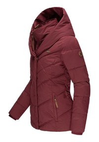 Chaqueta acolchada burdeos con una capucha grande, patrón de acolchado diagonal, bolsillos laterales con cremallera y puños acanalados. Presenta detalles de herrajes con marca.