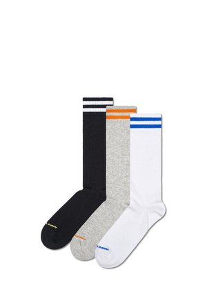 Drei Paar Crew-Socken: schwarz mit weißen Streifen, grau mit orangefarbenem Streifen und weiß mit blauen Streifen. Der Stoff ist glatt und dehnbar.