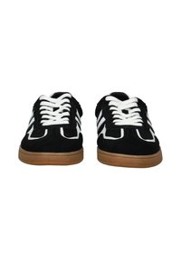 Schwarze Wildledersneaker mit weißen Akzenten, featuring drei Streifen, weißen Schnürsenkeln und einer beigen Gummisohle für besseren Halt. Klassisches Design.