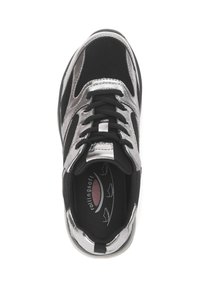 Zwarte en zilveren sneaker met een gladde metallic bovenkant, geaccentueerd met textiele details en zwarte veters. Gevoerde binnenzool met logo uitsnede aan de binnenkant.