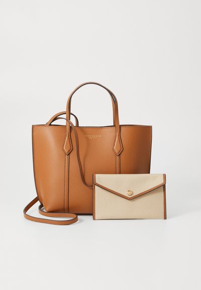 Sac en cuir marron avec poignées doubles, surface texturée et logo doré. Il comprend un portefeuille beige de style enveloppe avec une fermeture à bouton doré.