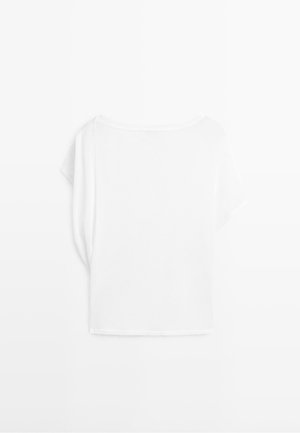 Witte blouse met korte mouwen en losse pasvorm met brede halslijn, plat gelegd op een witte achtergrond.