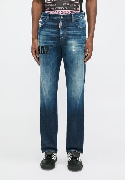 Tmavomodré džínsy s ľahkým umývaním, rovný strih, opotrebované detaily a výrazný čierny text na prednej strane.