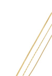 Collane in catena di tonalità dorata con texture diverse: una catena a scatola liscia, un design a corda attorcigliata e una catena piana, tutte eleganti e lucide.