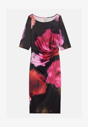 Ziedu kleita ar īsām piedurknēm, melnu pamatni un spilgti rozā un sarkanām ziedu rakstiem, ar savilktiem detaļām priekšpusē, lai piešķirtu formu.