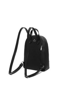 Schwarzer Leder-Rucksack mit abgerundetem oberen Teil, zwei verstellbaren Trägern, Reißverschluss-Vordertasche und geprägtem Wellenmuster auf der Vorderseite.