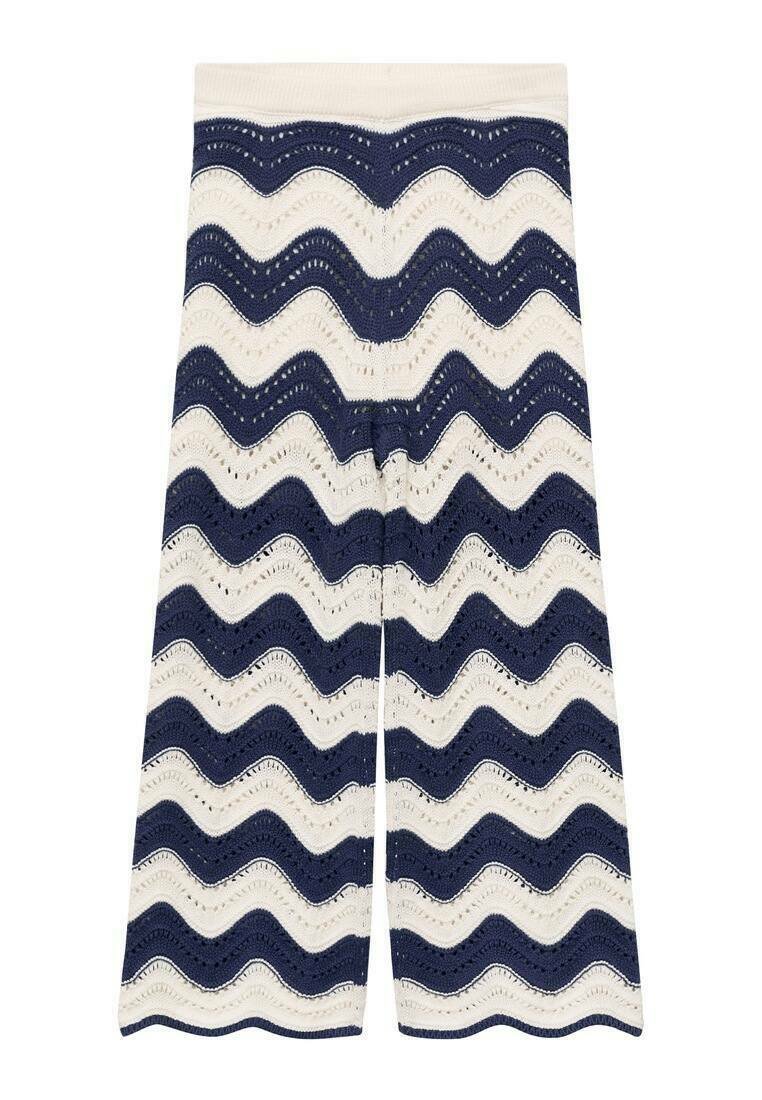 Splecione spodnie z falistym wzorem w granatowym i kremowym kolorze, z prążkowanym pasem i otwartą strukturą tkaniny.
