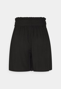 Svarta shorts med en volangmidja, med en avslappnad passform och veck, tillverkade av lättviktsmaterial. Inga ytterligare fickor eller dekorationer.