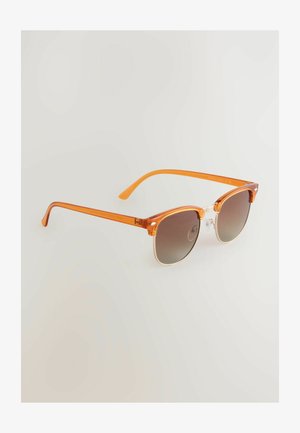 Oranžové transparentní sluneční brýle s kulatými obrubami, přechodovými hnědými skly a štíhlými oranžovými stranami s průhlednými akcenty na pantích.