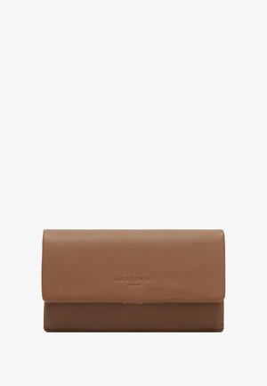 Brązowy skórzany portfel o gładkiej fakturze, prostokątnym kształcie oraz zapięciu na klapkę. Z przodu znajduje się wytłoczone logo marki.