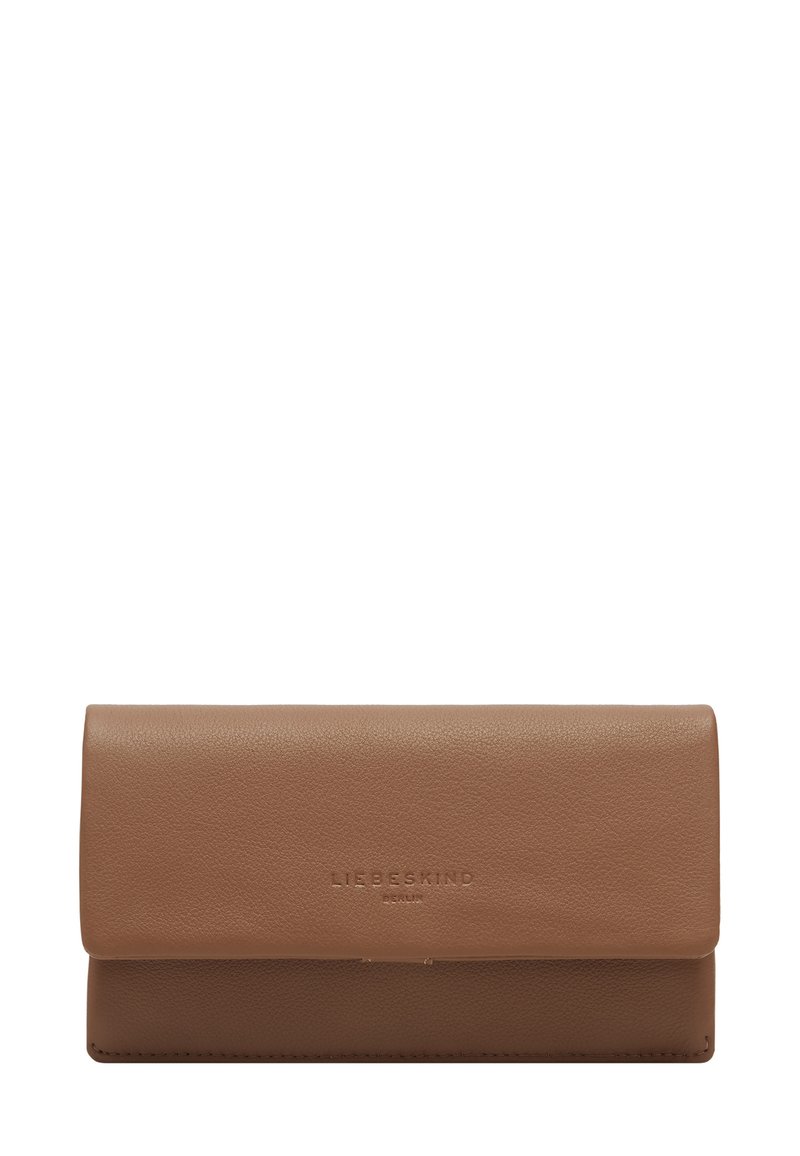 Brązowy skórzany portfel o gładkiej fakturze, prostokątnym kształcie oraz zapięciu na klapkę. Z przodu znajduje się wytłoczone logo marki.