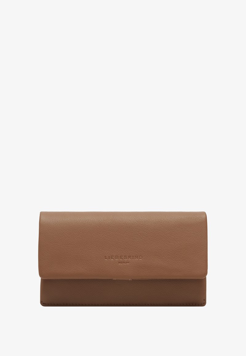Brązowy skórzany portfel o gładkiej fakturze, prostokątnym kształcie oraz zapięciu na klapkę. Z przodu znajduje się wytłoczone logo marki.