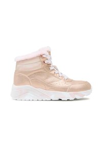 Hochschnittige Sneaker mit einem metallischen roségoldenen Finish, weißen Schnürsenkeln, einem Kunstpelzkragen und strukturierten Seitenpaneelen auf einer weißen Sohle.