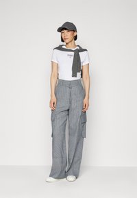 Tommy Jeans ESSENTIAL LOGO - Marškinėliai su spaudiniu - white