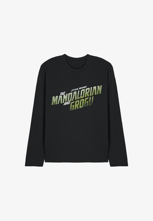 Schwarzes Langarmshirt mit grünem Text ""Star Wars The Mandalorian and Grogu"" auf der Brust.