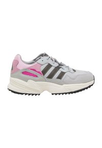 Grå semsket skinn og mesh sneaker med rosa og grønne detaljer, med tre mørkegrå striper, strukturert overflate og en kraftig hvit såle.