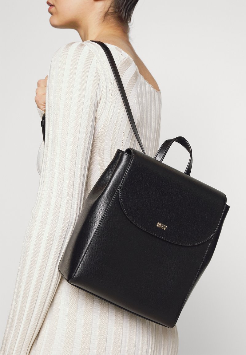 DKNY BRYANT FLAP Rucksack black/gold/black Zalando.co.uk