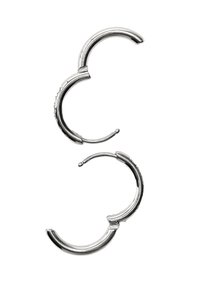 Srebrne kolczyki na sztyfcie o zakrzywionym wzorze i teksturowanym wykończeniu, z gładką powierzchnią i pewnym mechanizmem zamknięcia.