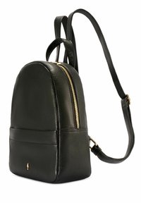 Czarny skórzany plecak z złotym zamkiem błyskawicznym i regulowanymi paskami, teksturowaną powierzchnią oraz małym złotym emblematem na przedniej kieszeni.