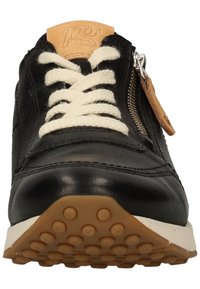 Sneaker in pelle nera con accenti beige, dotato di lacci bianchi, chiusura con zip e suola in gomma testurizzata con grip circolari.