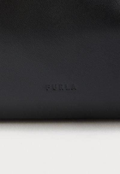 Черен кожен портфейл с гладка текстура, с релефни блокови букви "FURLA" отпред. Чист, минималистичен дизайн.