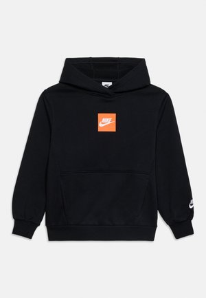 Sweat à capuche noir Nike avec logo carré orange sur la poitrine, swoosh blanc Nike sur la manche gauche, poche kangourou devant et poignets côtelés.