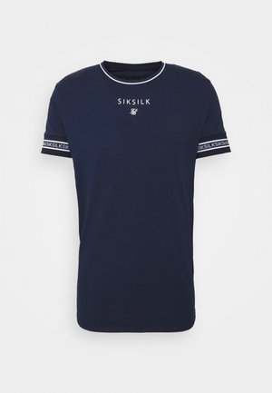 Granatowy t-shirt z krótkim rękawem z białym wykończeniem przy kołnierzu, logo "SIKSILK" na piersi i markowymi paskami na mankietach rękawów.