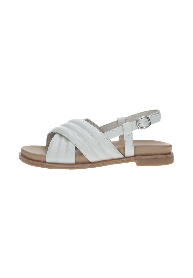 Sandal in pelle bianca con design a fascia incrociata, cinturino alla caviglia regolabile e suola piatta marrone. Texture liscia con una sottile cucitura decorativa.
