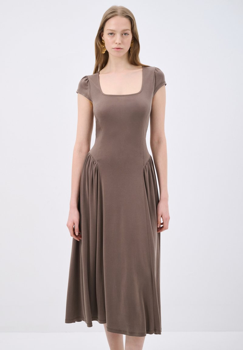 Braunes knielanges Kleid mit einem quadratischen Ausschnitt, kurzen Puffärmeln, gerafften Seitendetails und glatter Textur.