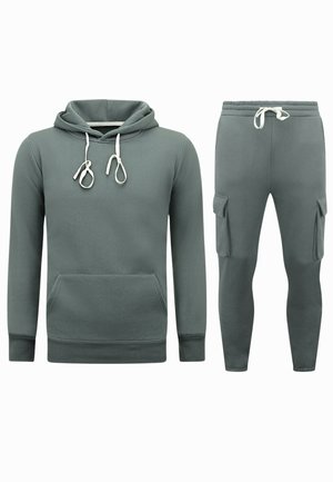 Hoodie en joggers set in gedempt groen, met een kangoeroezak, trekkoorden en cargozakken op de broek. Materiaal van katoenmix.