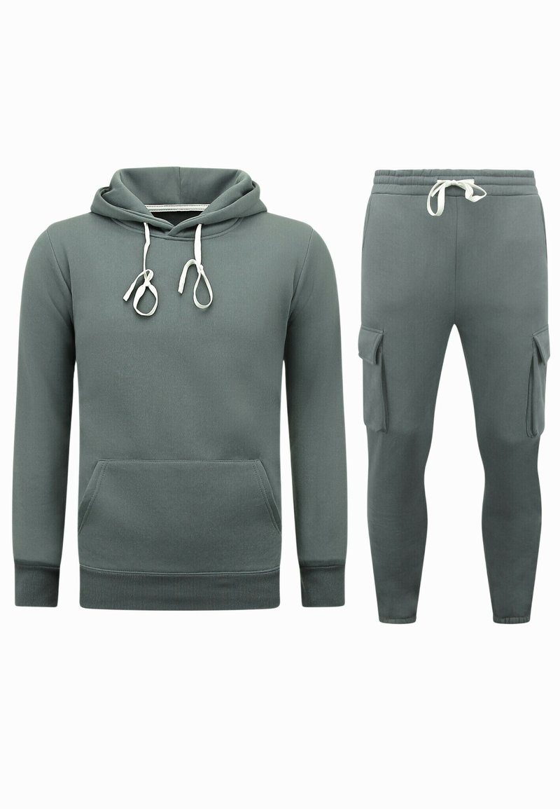 Hoodie en joggers set in gedempt groen, met een kangoeroezak, trekkoorden en cargozakken op de broek. Materiaal van katoenmix.