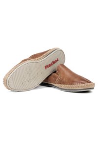 Zapatos de piel marrón tipo slip-on con diseño perforado, parte superior texturizada y costuras en beige contrastantes. Suela de goma con marca en la parte inferior.