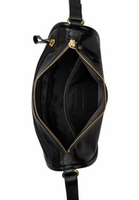 Borsa a tracolla in pelle nera con zip dorata parzialmente aperta, che mostra un ampio scomparto principale e una tasca interna a sacchetto.