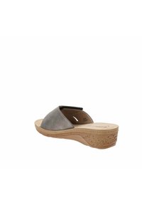 Sandale compensée en suède gris avec un bout arrondi et une semelle imitant le liège. Le design est équipé de deux brides sur le dessus du pied pour un maintien sûr.