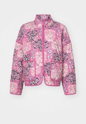 Párnázott dzseki rózsaszín virágmintával, álló gallérral, két elülső zsebbel és kontrasztos szegéllyel.