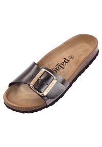 Svart lädersandal med bred rem, metallspänne och en vadderad korkfotbädd. Slitstark gummisula och minimalistisk design.