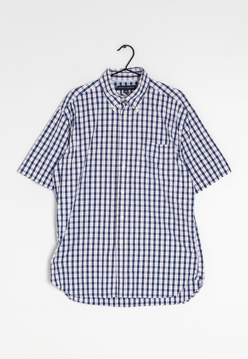 Kortärmad skjorta med knäppning i marinblå och vit rutmönster, med en enda bröstficka och klassisk krage. Tillverkad av lättviktig tyg.