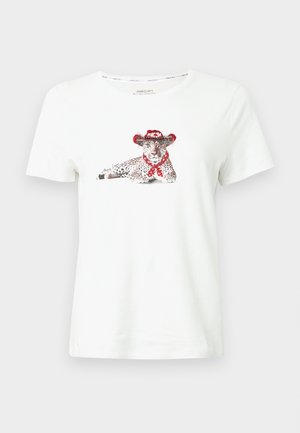 T-shirt en coton blanc avec un léopard imprimé portant un chapeau de cowboy rouge et un foulard. Manches courtes et coupe décontractée.