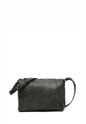 Bolso cruzado de cuero verde con superficie texturizada, cierre de cremallera y una correa ajustable con tachuelas plateadas y acabado liso.