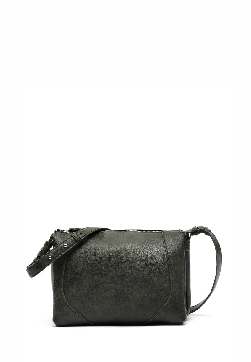 Borsa a tracolla verde in pelle con superficie texturizzata, chiusura con zip e tracolla regolabile con borchie argentate e finitura liscia.