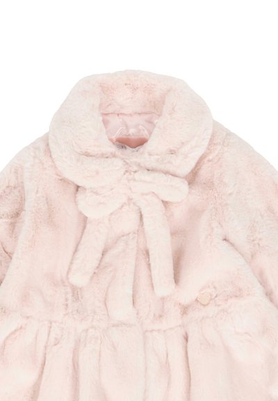 Cappotto in pelliccia sintetica rosa con una superficie morbida, colletto rotondo, dettaglio a fiocco sul collo e un piccolo cuore sulla parte laterale.