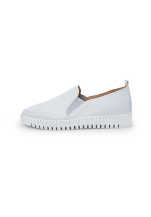 Scarpe slip-on bianche in pelle con suola in gomma a strati, fodera interna beige e design a punta arrotondata, dotate di pannelli elastici laterali per una facile calzata.