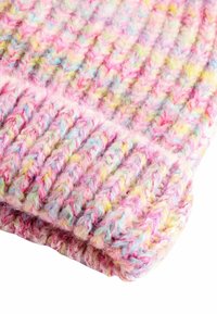 Cappello lavorato a maglia multicolore con una consistenza morbida e soffice, caratterizzato da filamenti rosa, gialli e blu, che presenta un design a coste e un risvolto pieghevole.